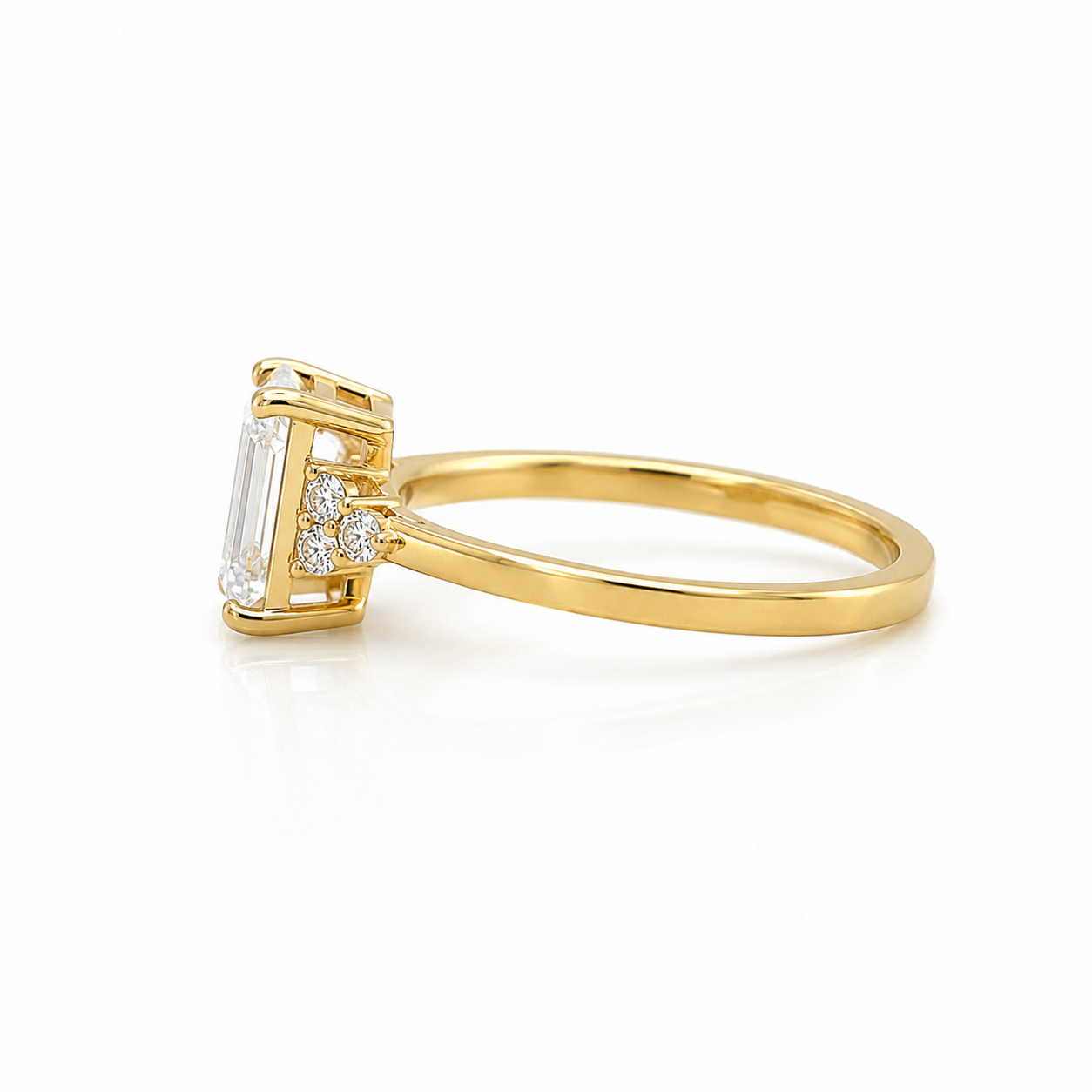 Ring aus 585 Gelbgold mit Emerald Cut Zirkonia und seitlichem Steinbesatz in Seitenansicht