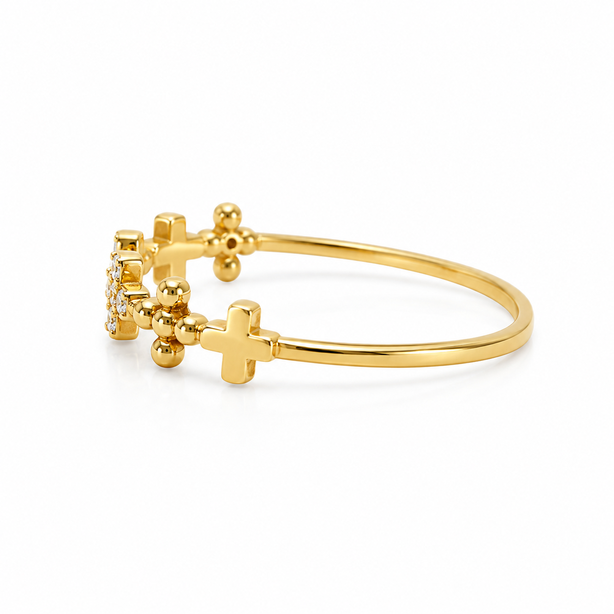 Ring aus 585 Gelbgold mit Kreuz-Design und feiner Ringschiene seitlich fotografiert