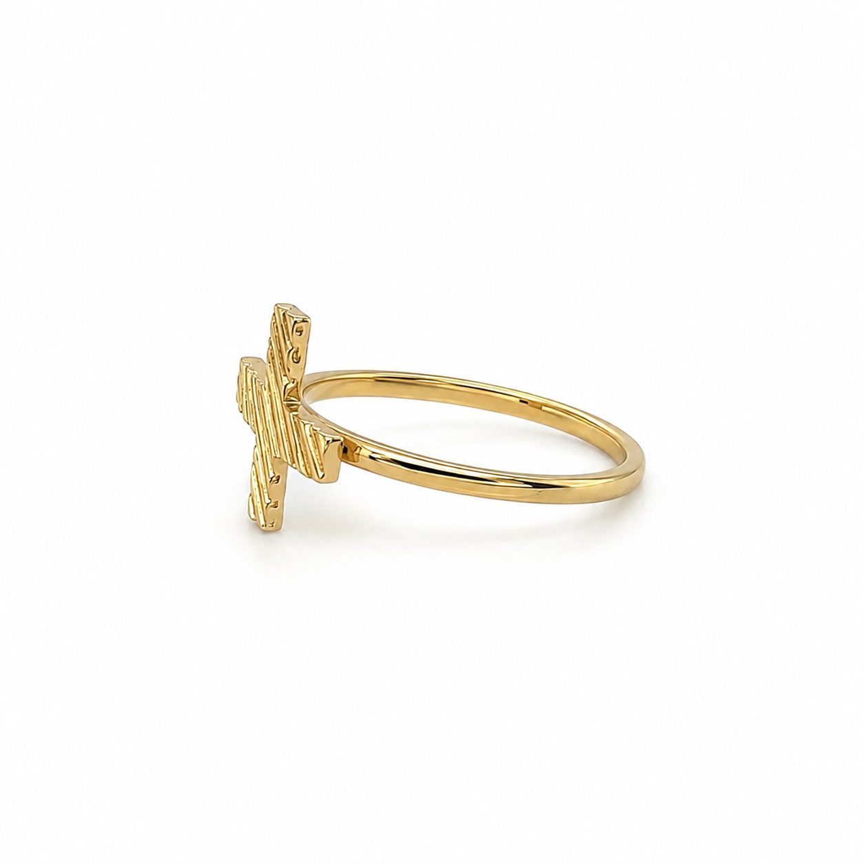 Goldring mit strukturierter Kreuzform