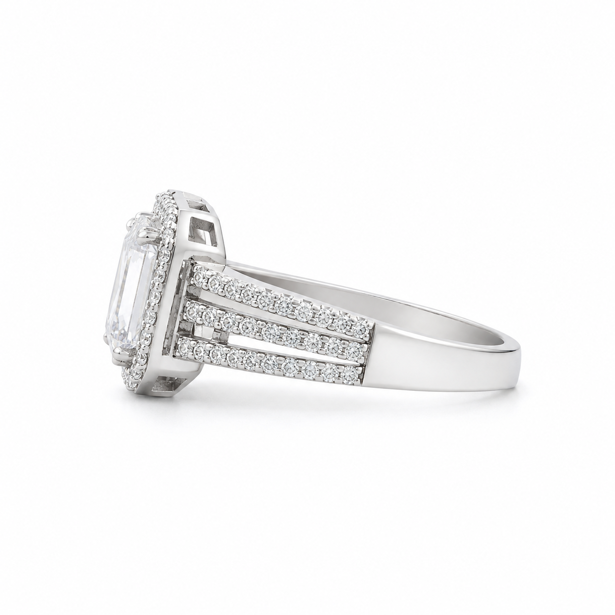 Zirkonia Ring aus 585 Weißgold mit Halo und seitlichem Steinbesatz