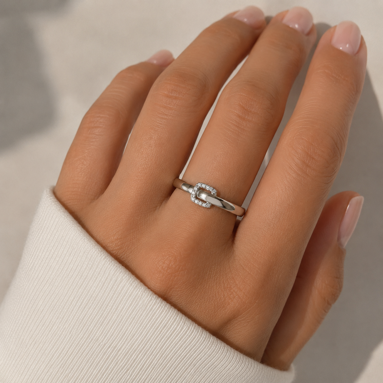 Ring aus 585 Weißgold mit modernem Glieder-Element