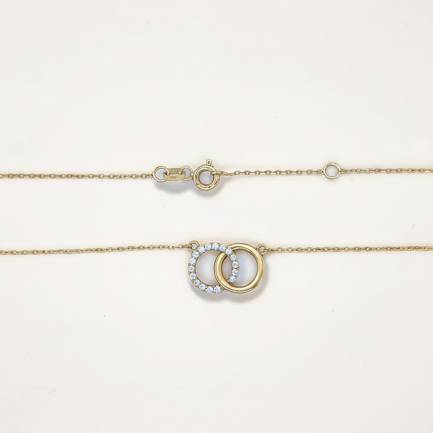 Feine Gelbgoldkette mit verschlungenem Ringdesign und Federringverschluss