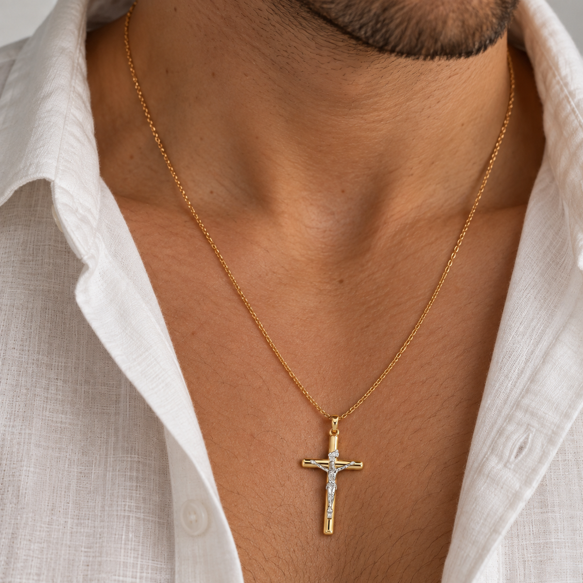 Bicolor Kreuzanhänger mit Jesus aus 585 Gelbgold und Weißgold am Hals getragen