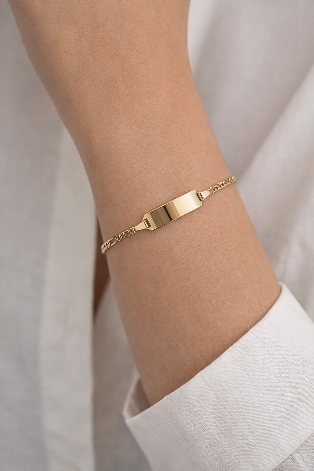 585 Gelbgold Figaro-Armband mit Gravurplatte (14/16cm)