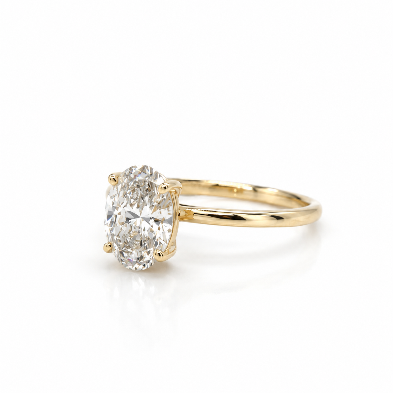 Seitenansicht Verlobungsring 585 Gelbgold mit ovalem Labordiamant und massiver Ringschiene