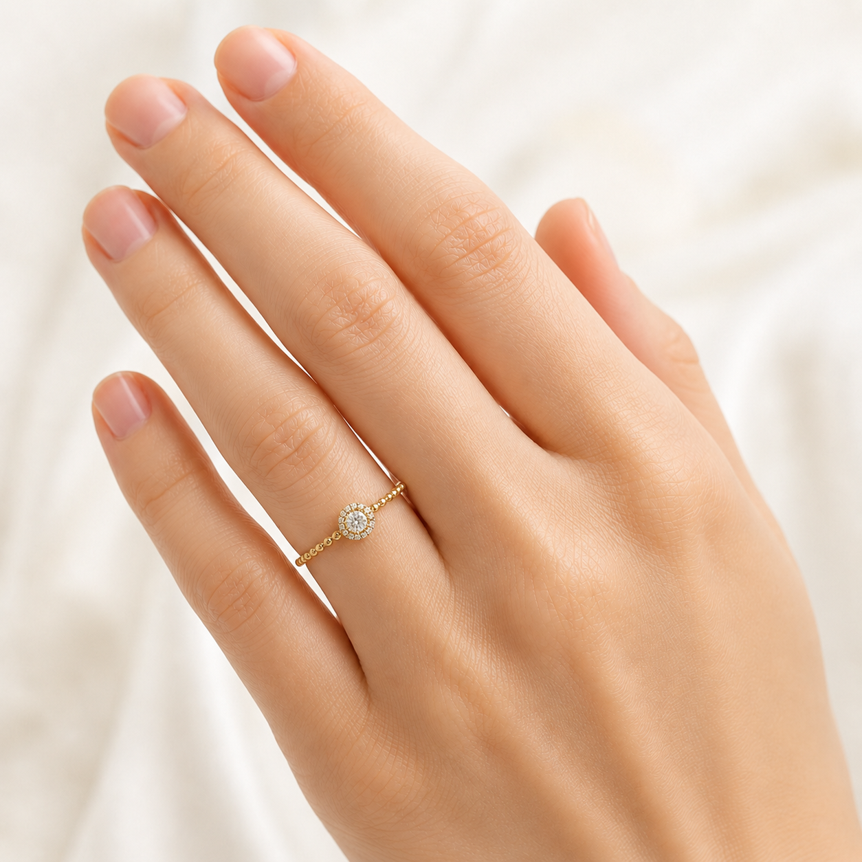 Zarter Diamantring 585 Gelbgold mit rundem Mittelstein und Brillanten