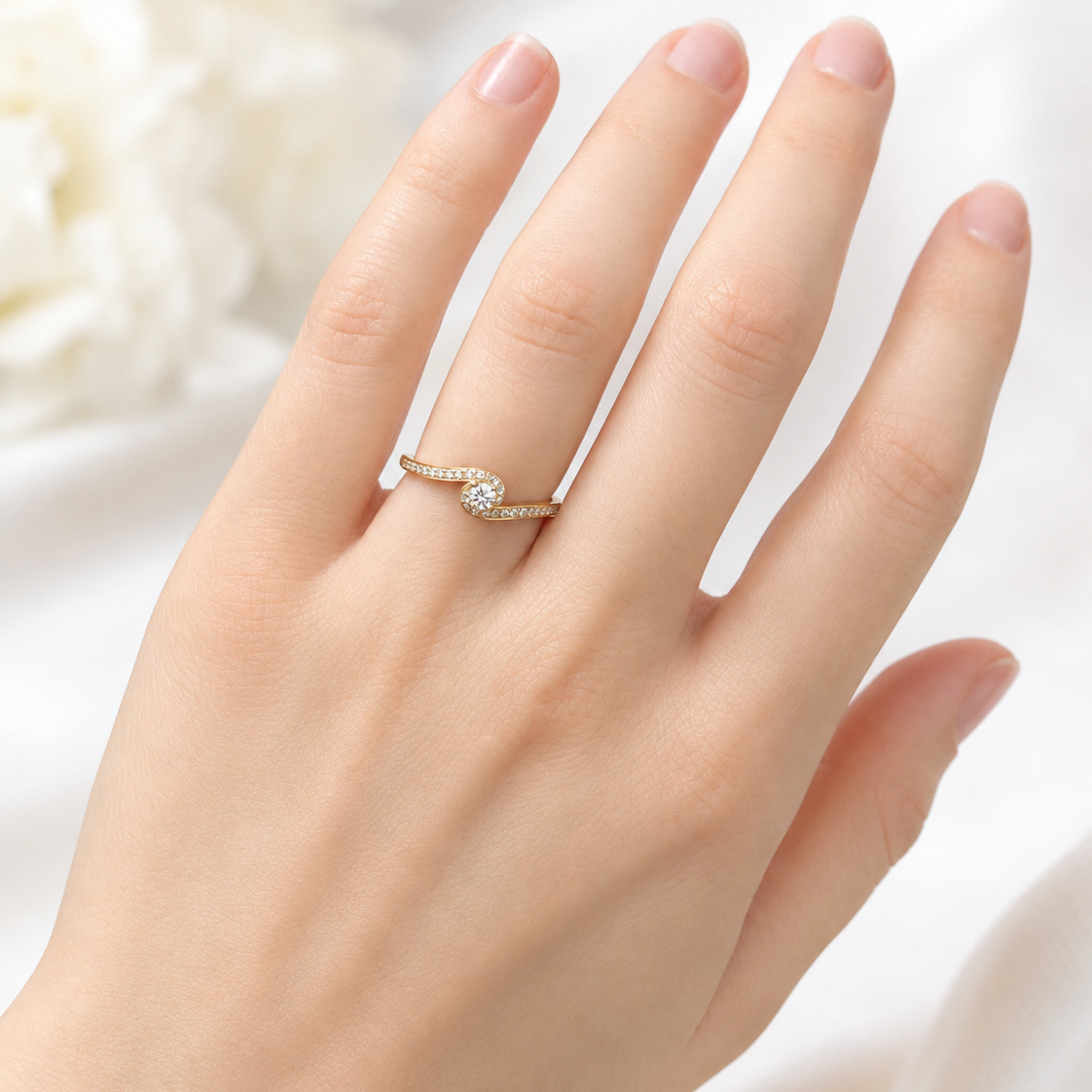 Geschwungener Diamantring Gelbgold mit rundem Mittelstein und Brillantbesatz