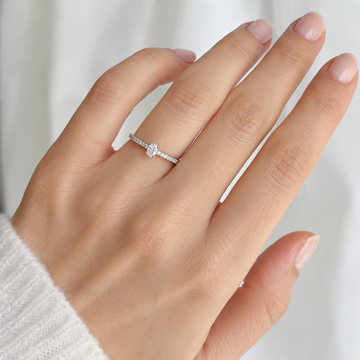 Feiner Diamantring 585 Weißgold getragen am Finger