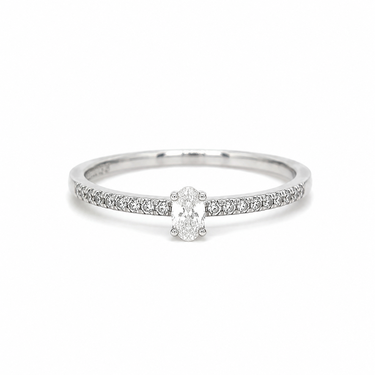 Diamantring 585 Weißgold mit ovalem Mittelstein Frontansicht