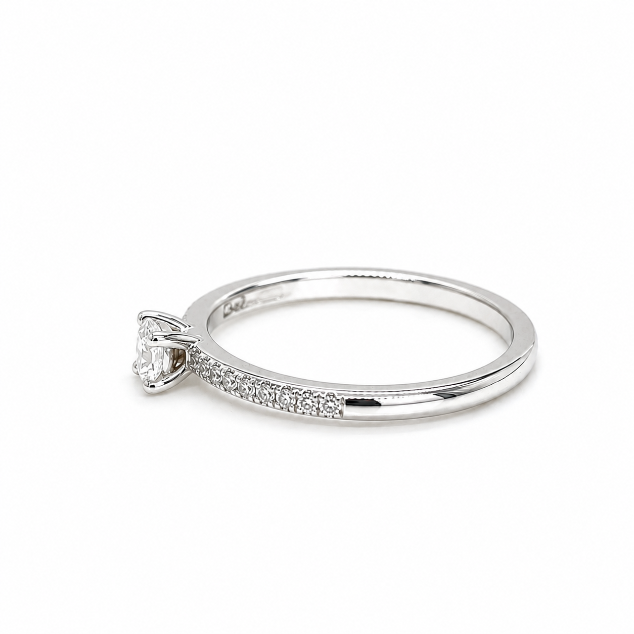 Verlobungsring aus Weißgold mit ovalem Diamant und Seitensteinen