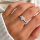 Herzring 585 Weißgold mit Zirkonia getragen am Finger