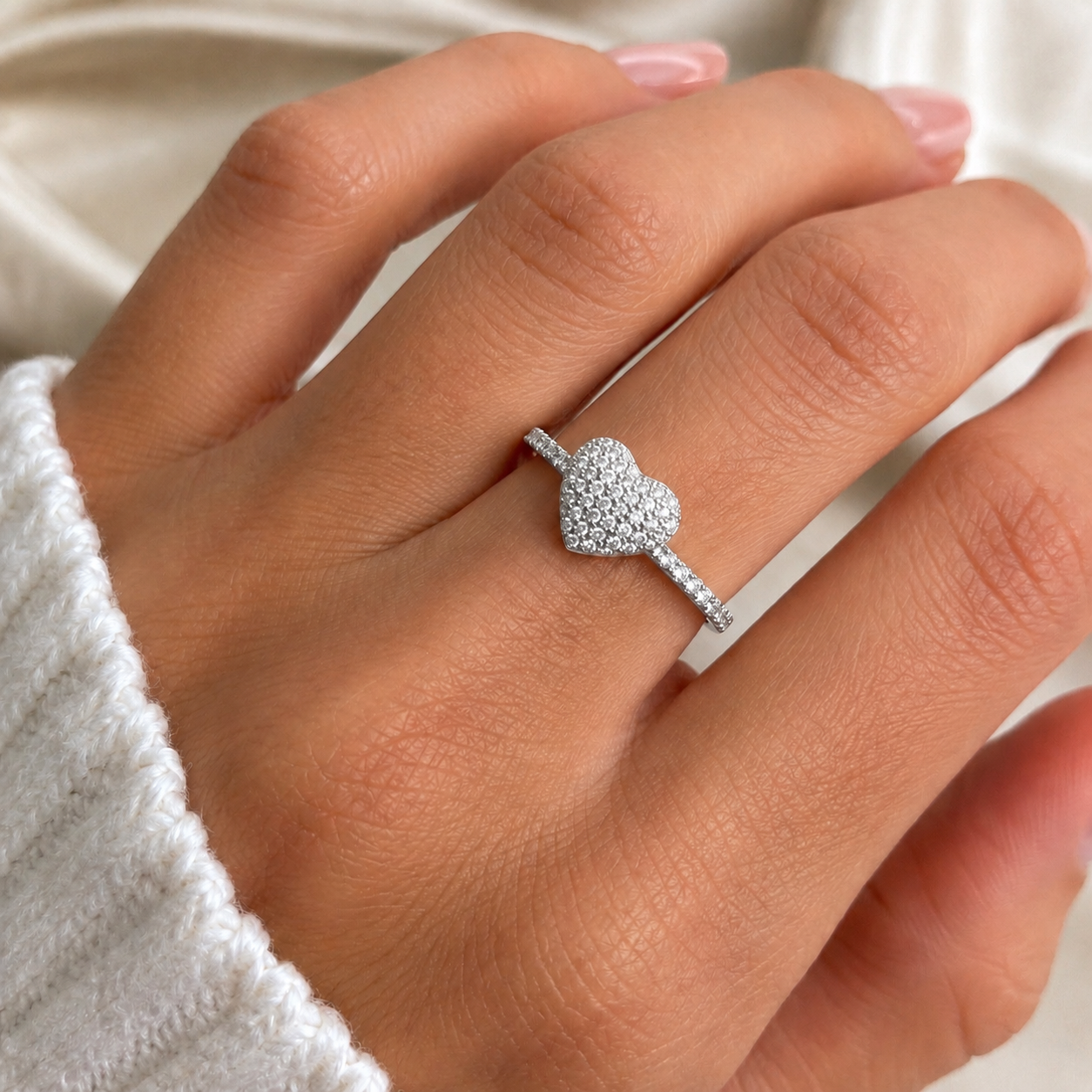 Herzring 585 Weißgold mit Zirkonia getragen am Finger
