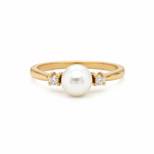 Goldring aus 585 Gelbgold mit Perle und Diamanten