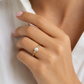 Perlenring 585 Gelbgold mit Brillanten getragen am Finger