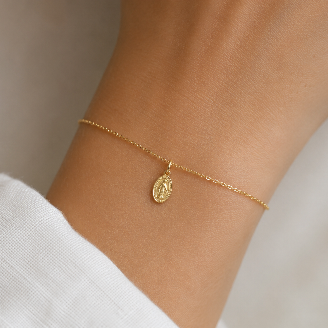 Marienanhänger 585 Gelbgold als Armband-Anhänger getragen