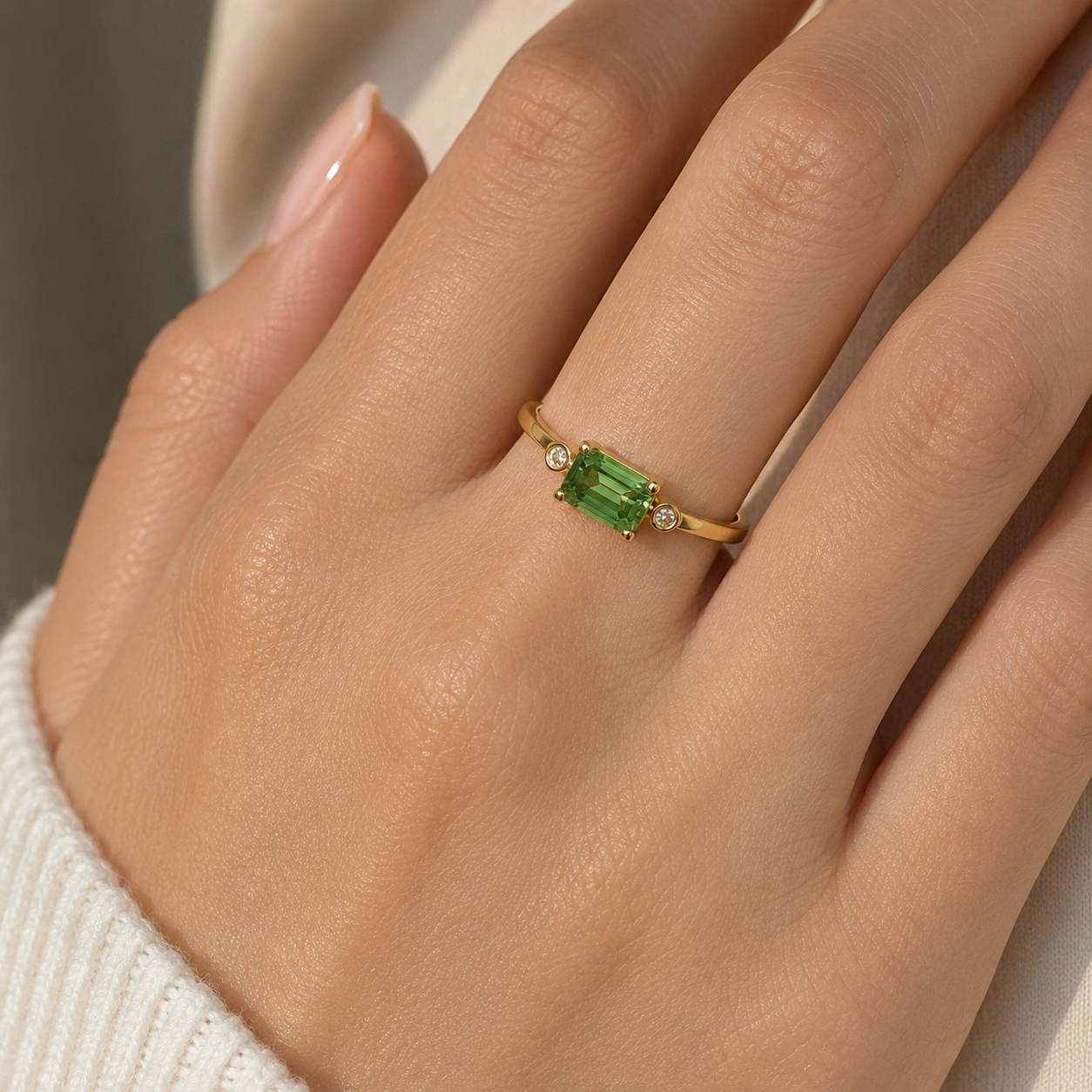 Gelbgoldring mit grünem Turmalin und seitlichen Brillanten