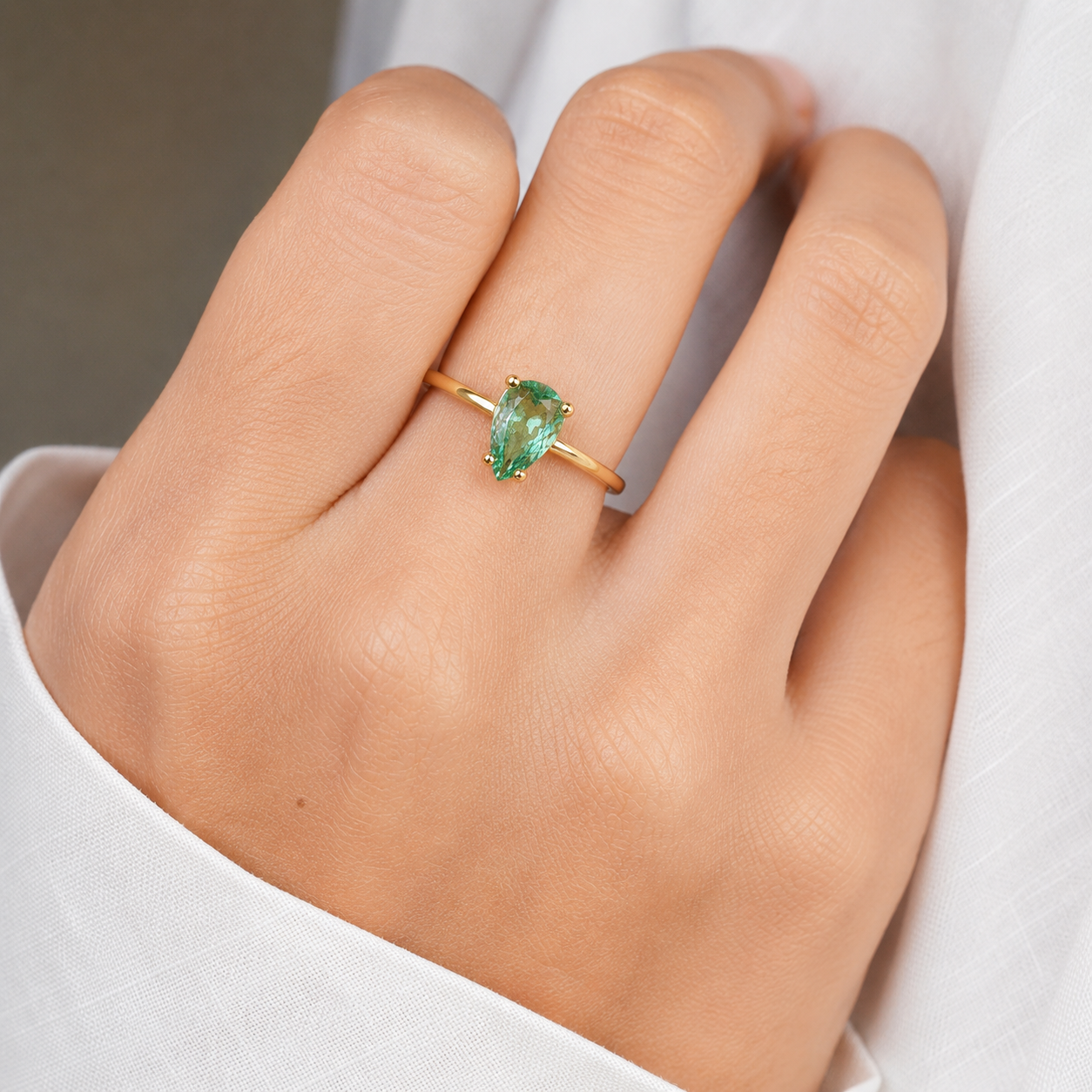 Grüner Turmalinring aus Gelbgold mit schmaler Ringschiene