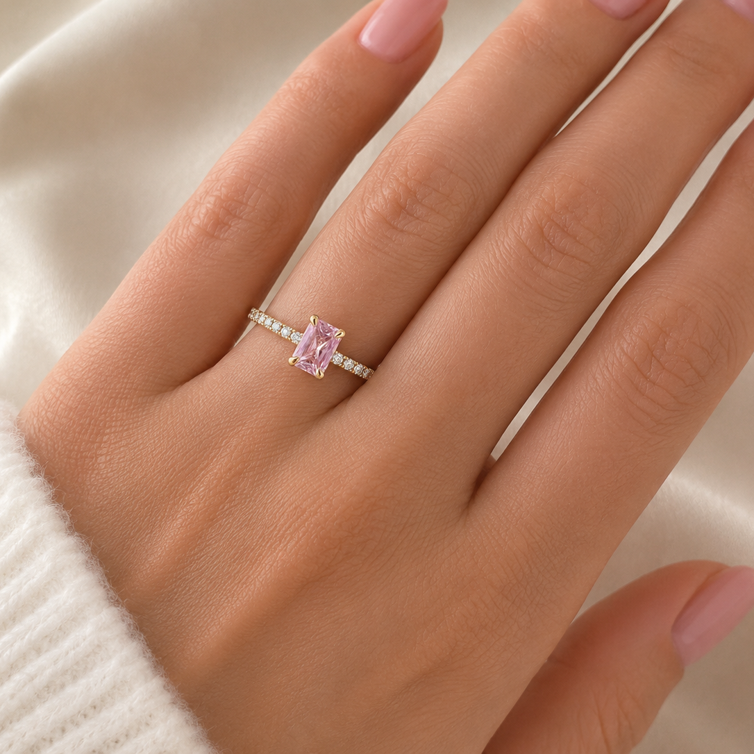 Damenring aus Gelbgold mit rechteckigem Rosenquarz und Brillantbesatz