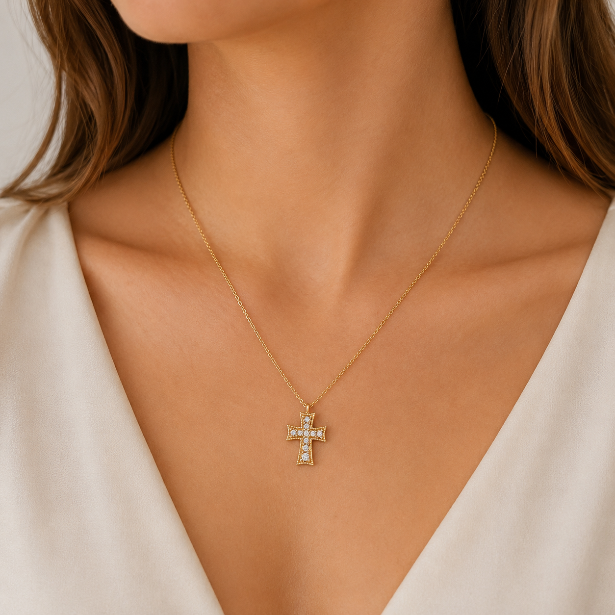 Kreuzkette aus 750 Gold mit Brillanten 0,11 ct. G-VS und 42 cm Kettenlänge getragen