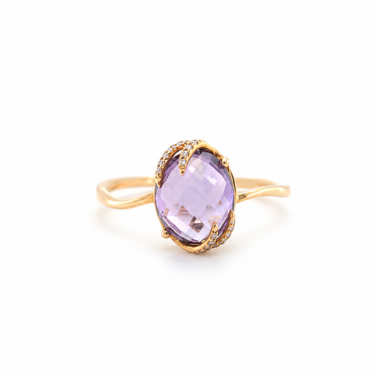 Ring aus 750 Rotgold mit großem Amethyst 3,29 ct. und Brillanten 0,05 ct. in Ringgröße 54 auf weißem Hintergrund.