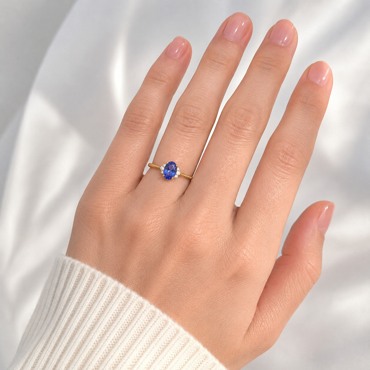 Ring aus 585 Gelbgold mit ovalem 0,53 ct Tansanit und 0,04 ct Brillanten in G-VS Qualität, getragen