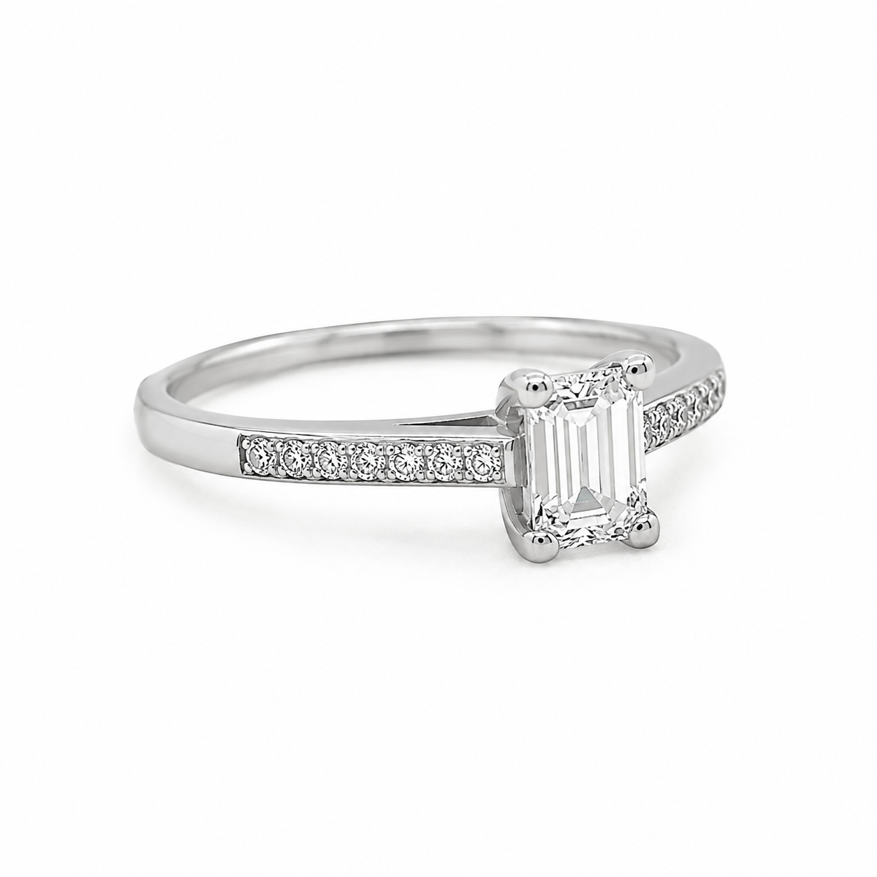 Weißgoldring mit Diamanten und seitlichem Brillantbesatz