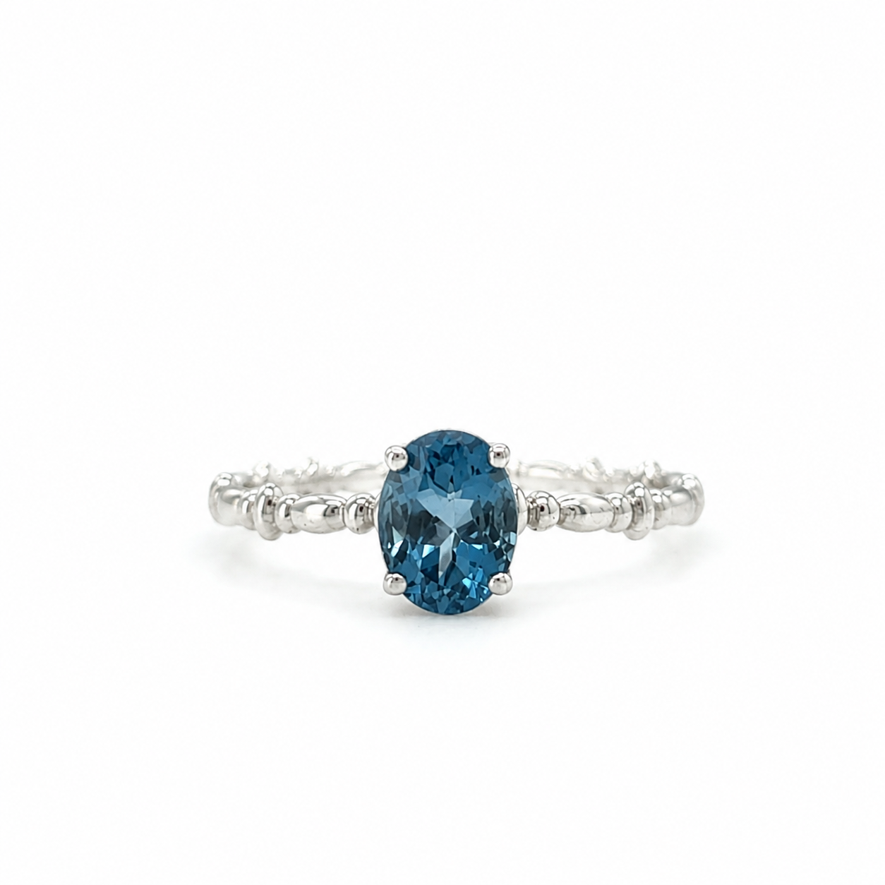 London Blue Topas Ring aus 585 Weißgold mit ovalem blauem Topas