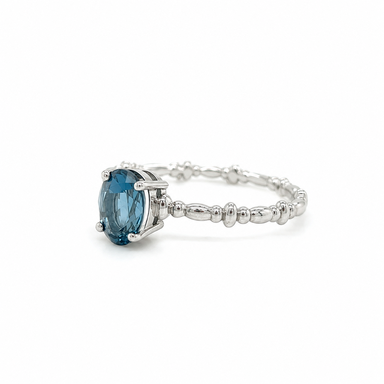 Weißgoldring mit ovalem London Blue Topas in Krappenfassung