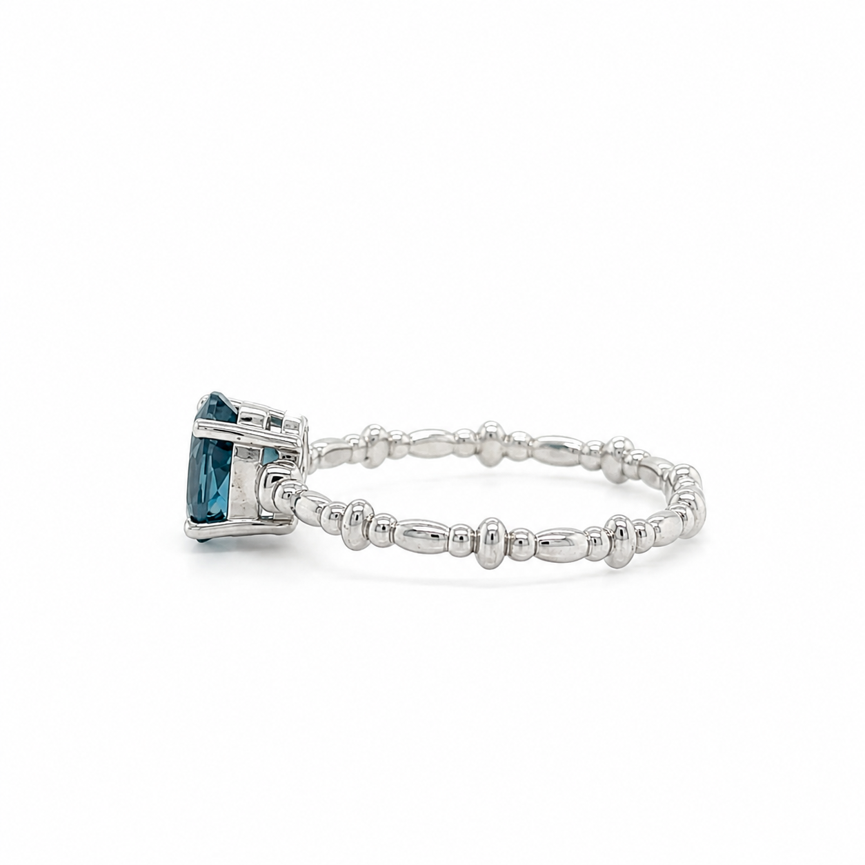 Besonderer Verlobungsring mit ovalem London Blue Topas