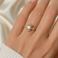 Ring mit rundem Opal und floralen Zirkonia-Steinen