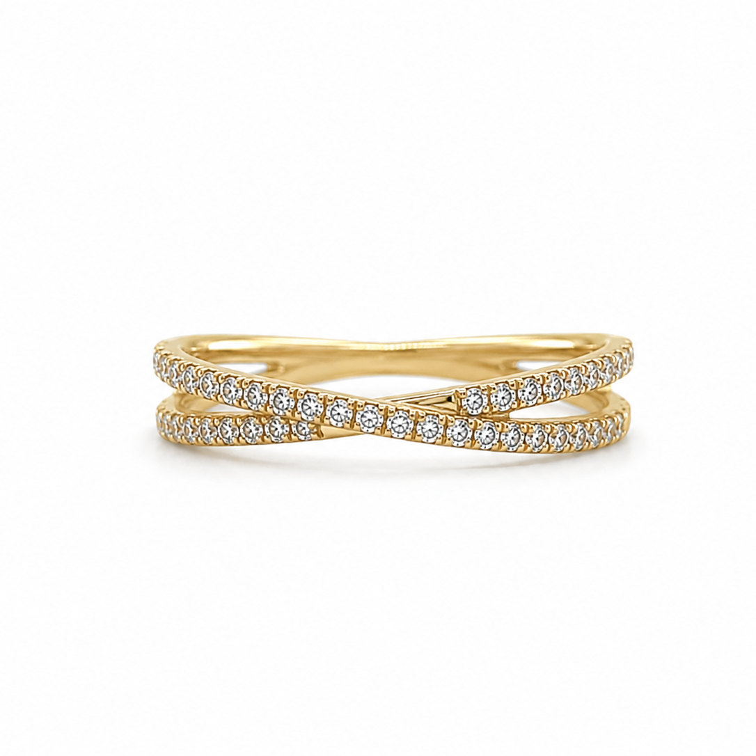 585 Gelbgold Brillantring mit 0,34 ct Diamanten im eleganten Cross-Design Frontansicht auf weißem Hintergrund.