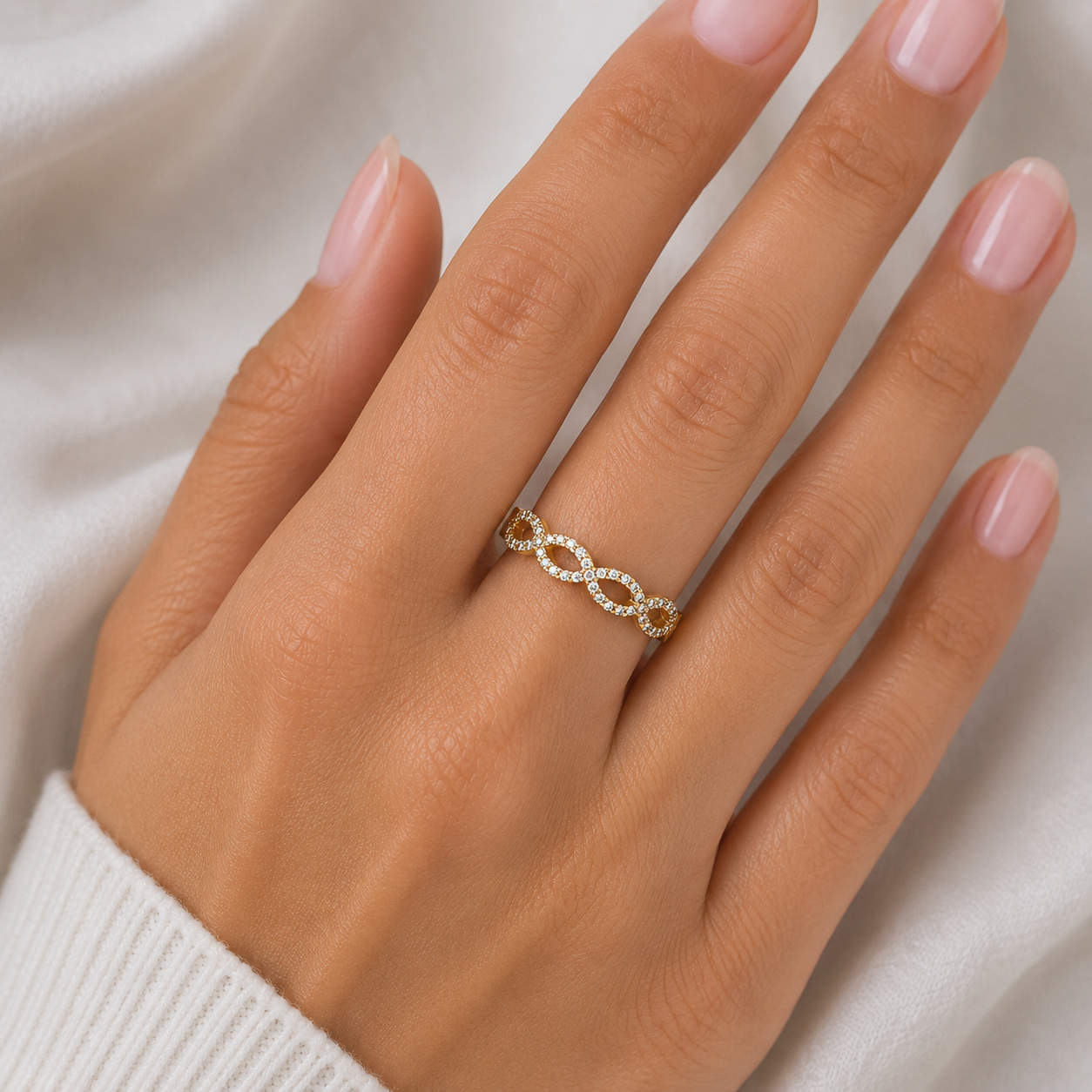 Filigraner Infinity Ring aus 750 Gelbgold mit 0,21 ct Brillanten in G-VS Qualität getragen