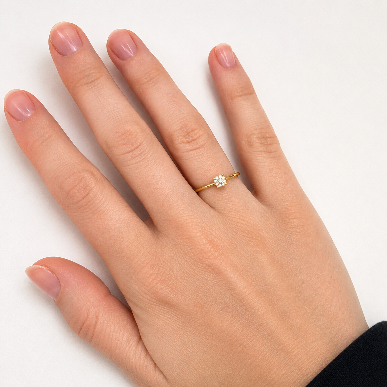 Filigraner Verlobungsring aus 750 Gelbgold im Halo-Design.