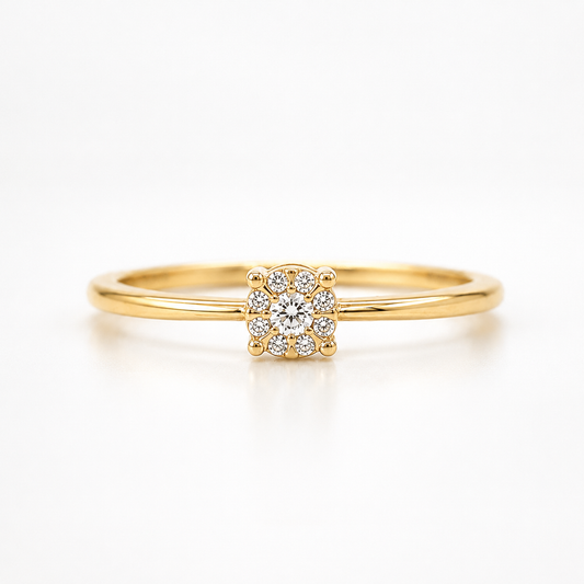 Filigraner Verlobungsring aus 750 Gelbgold mit 0,06 ct W-SI Brillanten im Halo-Design.