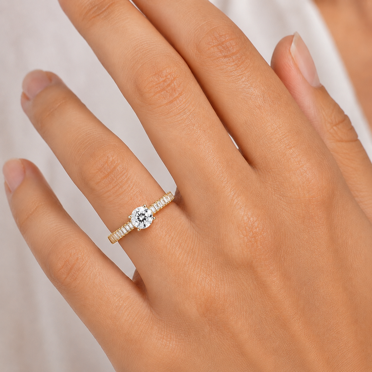 585 Gelbgold Verlobungsring mit Zirkonia – Solitär Ring mit Pavé-Schiene – Größe 56,5