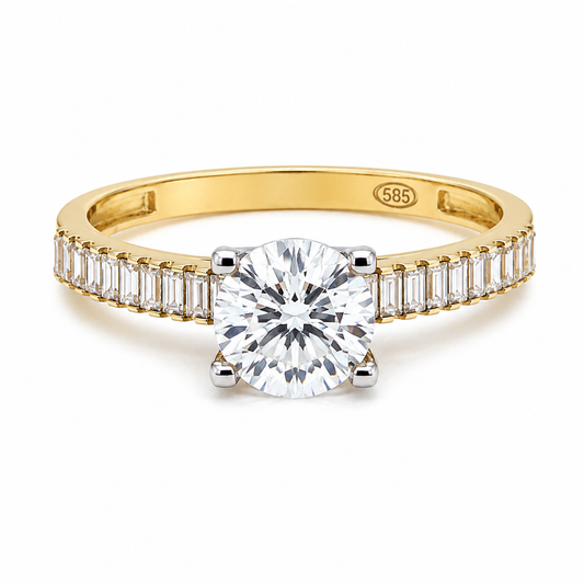 Verlobungsring aus 585 Gelbgold mit großem Zirkonia und fein besetzter Pavé-Schiene auf weißem Hintergrund.
