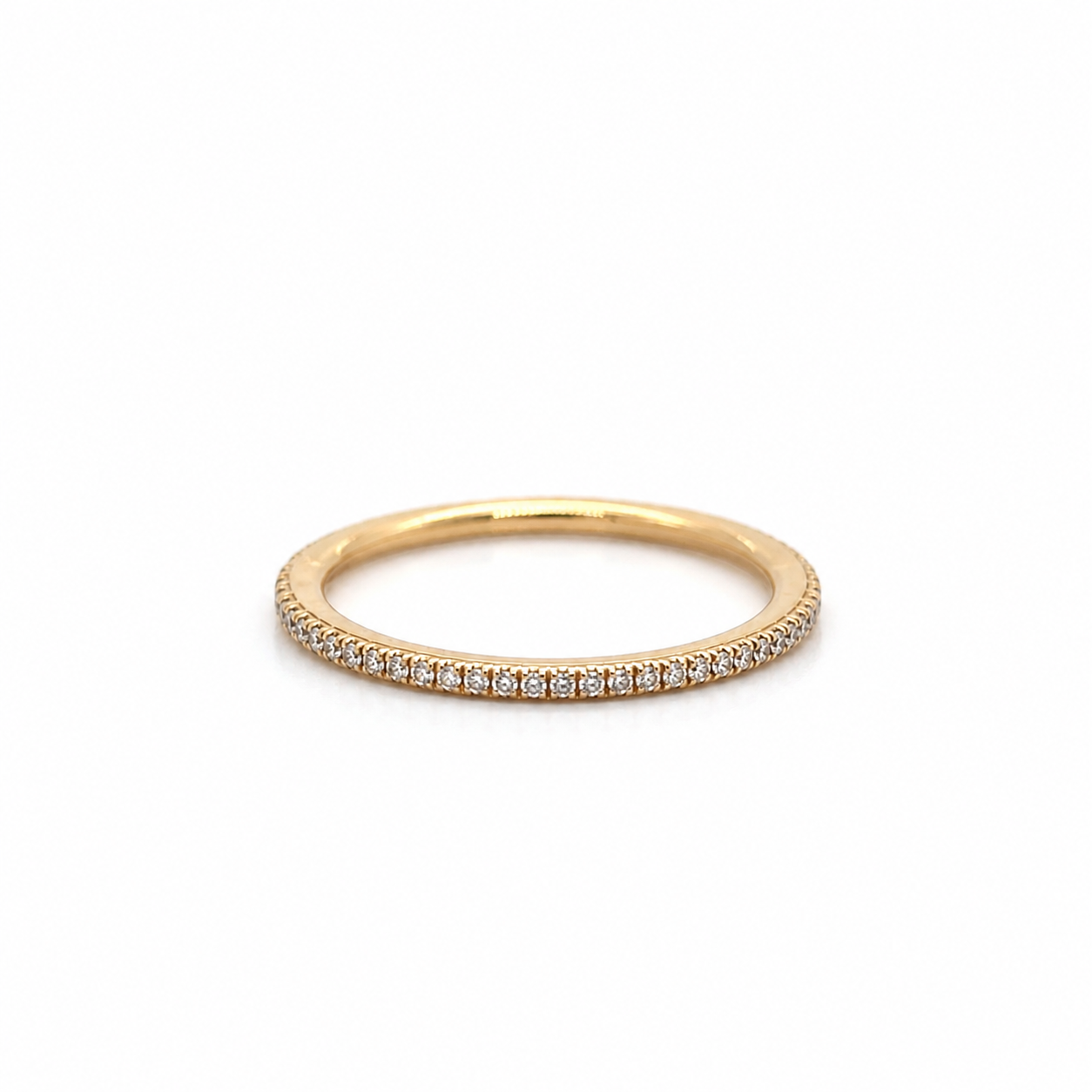Filigraner Vorsteckring aus 585 Gelbgold mit 0,15 ct TW-SI Brillanten in feiner Pavé-Fassung.
