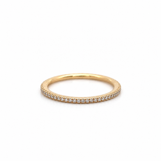 Filigraner Vorsteckring aus 585 Gelbgold mit 0,15 ct TW-SI Brillanten in feiner Pavé-Fassung.