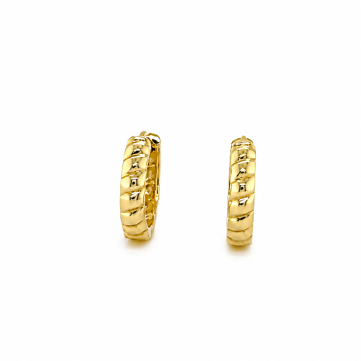 Creolen aus 585 Gelbgold mit diagonaler Rillenstruktur