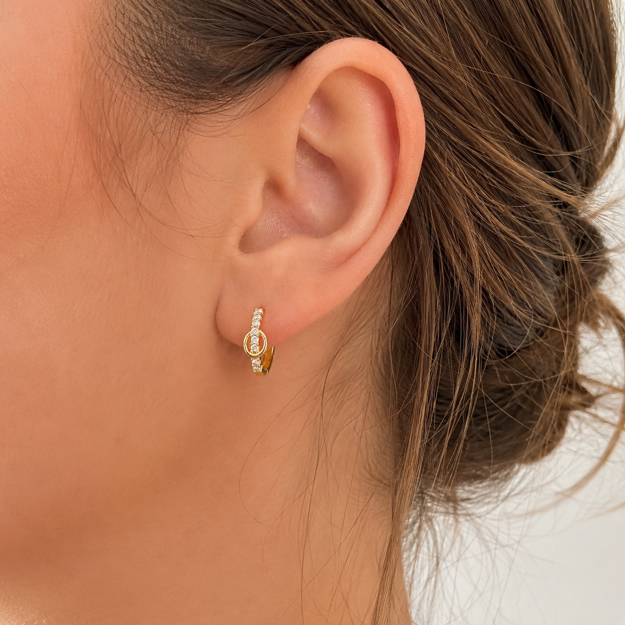 Kleine Goldcreolen 13 mm mit funkelnder Steinreihe getragen am Ohr