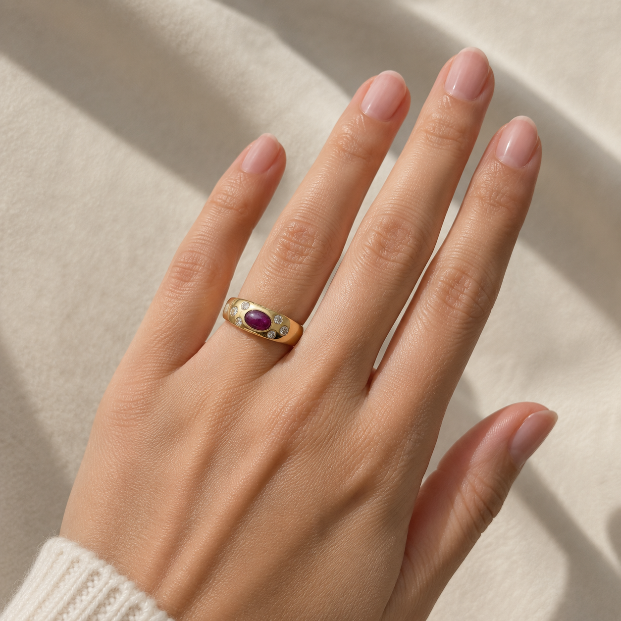 Luxuriöser Rubinring mit Diamanten in Gelbgold
