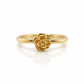 Zarter Damenring aus 333 Gelbgold mit kleinem Rosenmotiv auf weißem Hintergrund