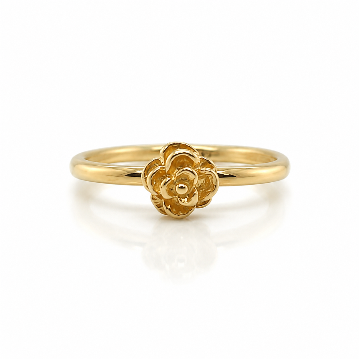 Zarter Damenring aus 333 Gelbgold mit kleinem Rosenmotiv auf weißem Hintergrund