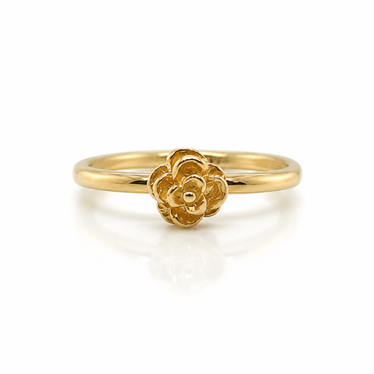 Zarter Damenring aus 333 Gelbgold mit kleinem Rosenmotiv auf weißem Hintergrund