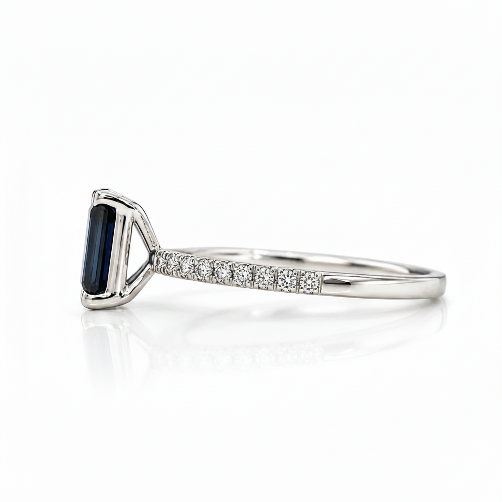 Saphir Verlobungsring mit Diamantbesatz
