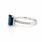 Luxuriöser Weißgold Ring mit blauem Stein