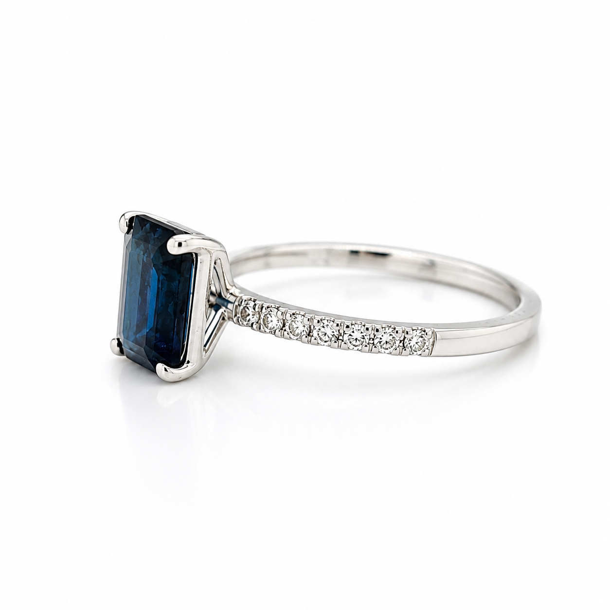Luxuriöser Weißgold Ring mit blauem Stein