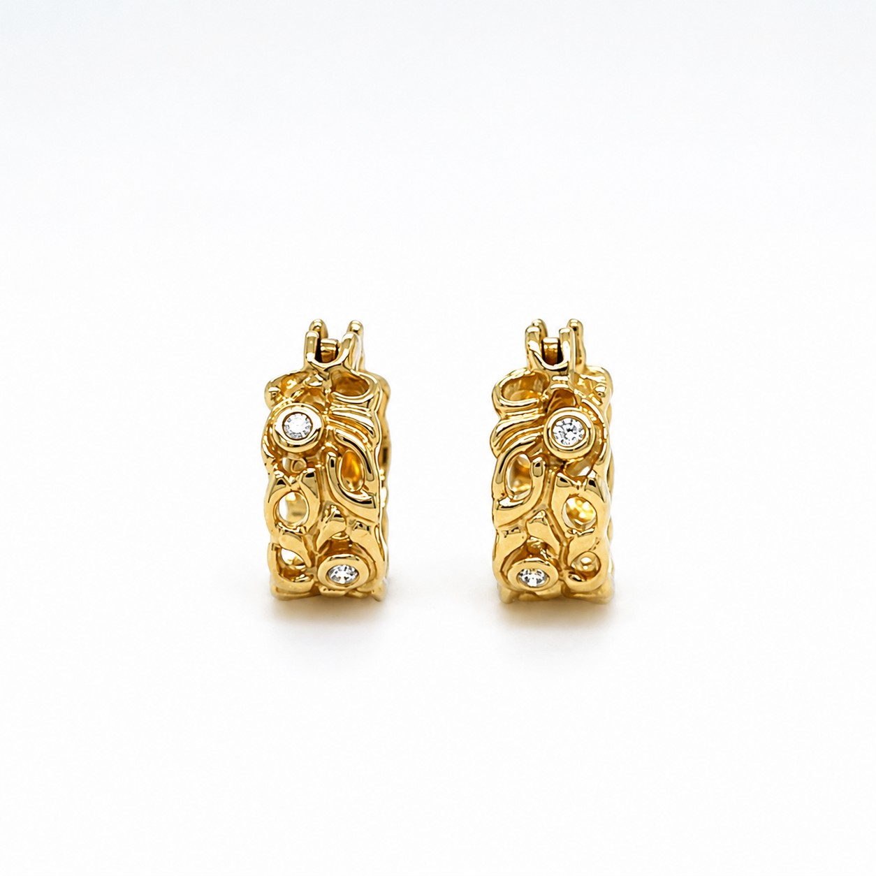 Elegante Gelbgold-Creolen mit organischer Form und Brillantbesatz
