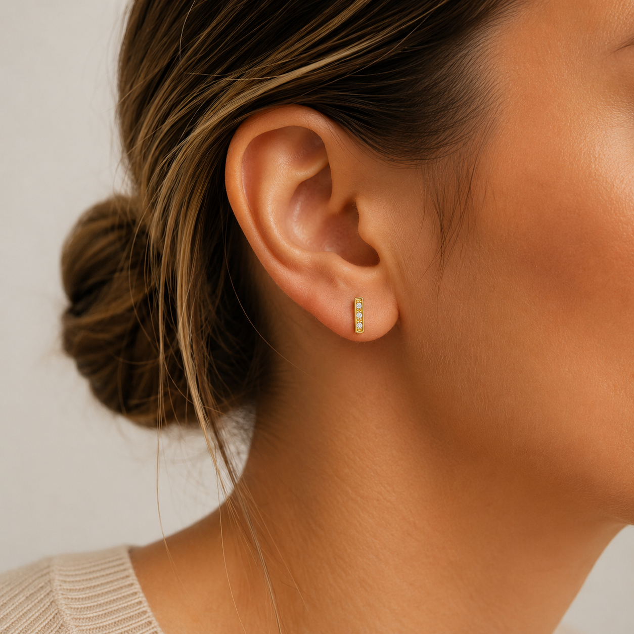 Diamant Ohrstecker Gelbgold getragen am Ohr