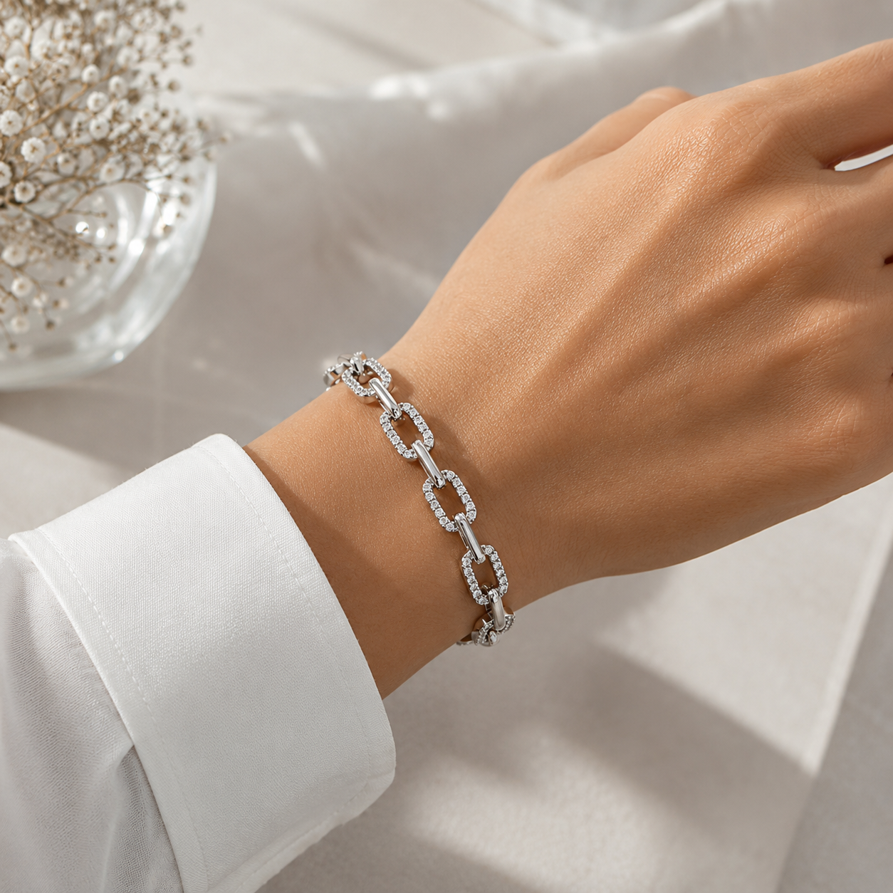 Paperclip Silberarmband mit Zirkonia getragen am Handgelenk
